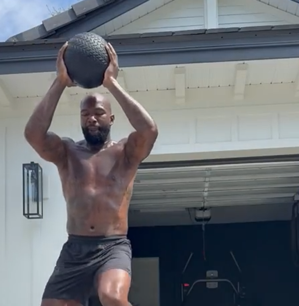 银易配资网 劳模也该休息了！琼斯亲承养伤，明年1月复出，文中仍展自信！